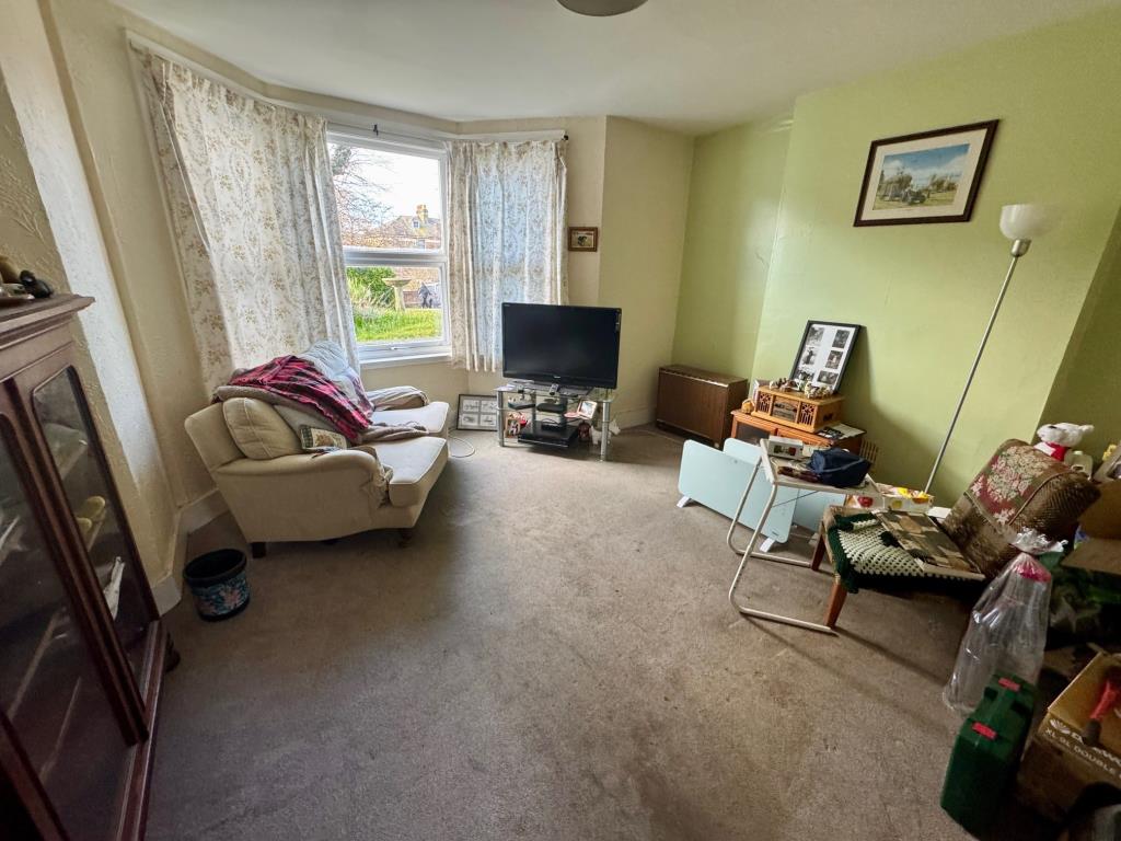 Lot: 70 - FREEHOLD DETACHED BLOCK OF FOUR TWO-BEDROOM FLATS - Flat 1 - Living room